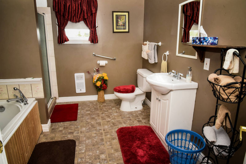 Dylan Cottage Bathroom and Whirlpool Tub