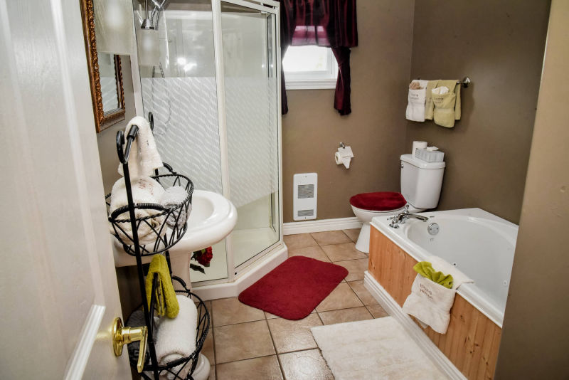 Kyle Cottage Second Queen Bedroom